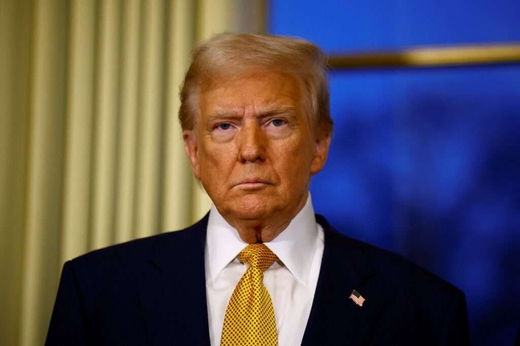 le-president-elu-des-etats-unis-donald-trump-assiste-a-une-reunion-avec-le-president-francais-emmanuel-macron-au-palais-de-l-elysee-a-paris-en-france-1024x683.jpg